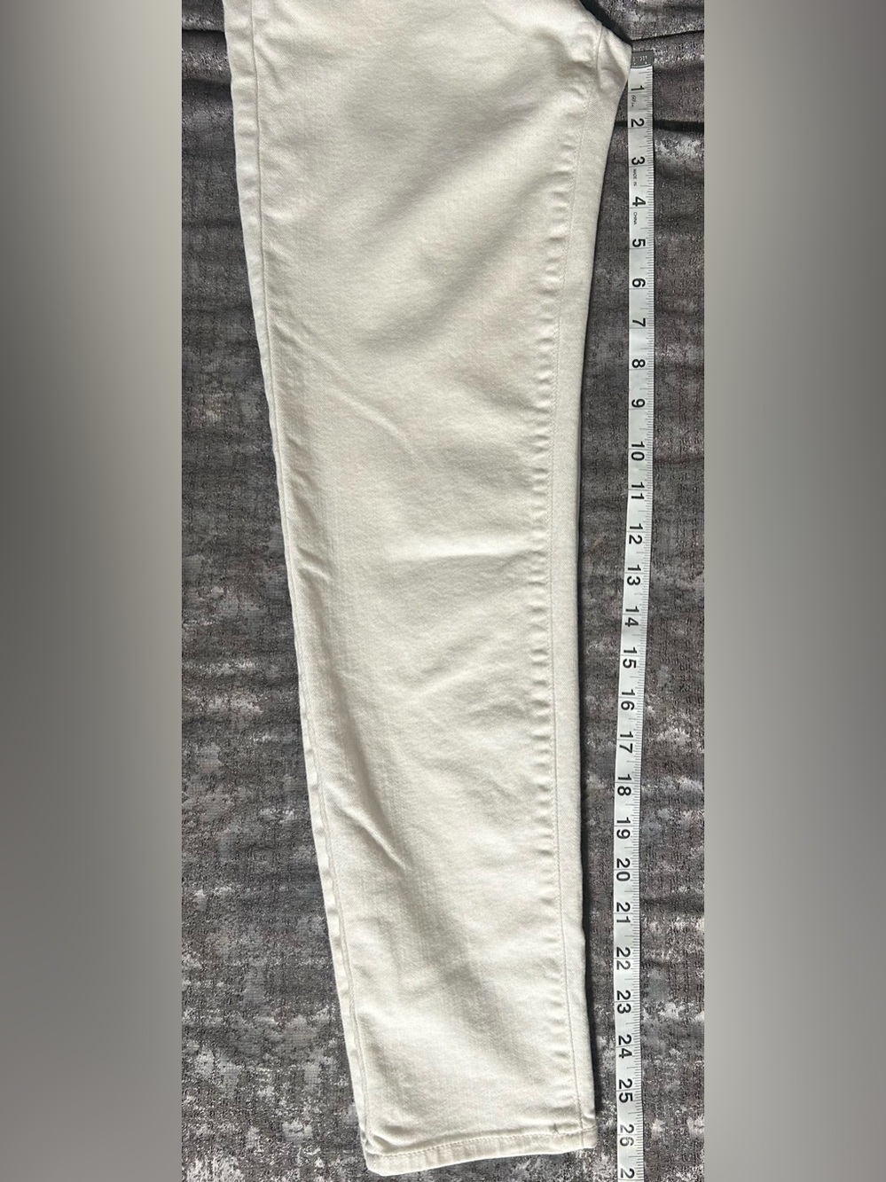 Vince Mason Relaxed Rolled White Ankle-Length Jeans - Picture 6 of 12